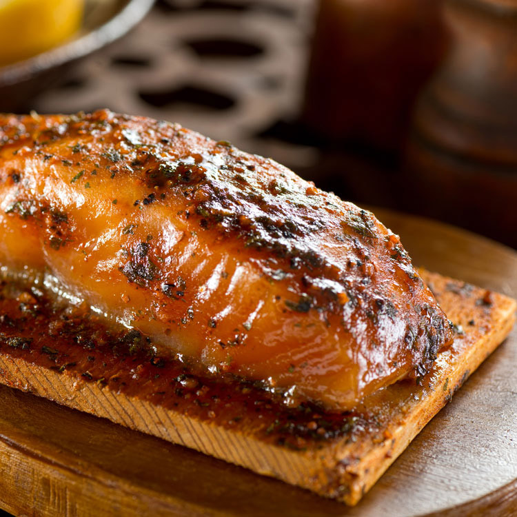 Filetto di salmone affumicato su tavoletta di cedro