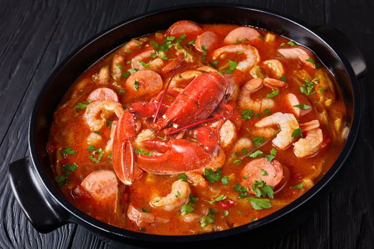 Cajun Gumbo con gamberoni, astice, salsiccia e pollo